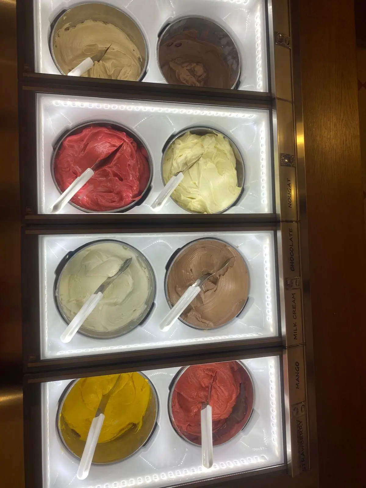 Gelaterie · vitrină