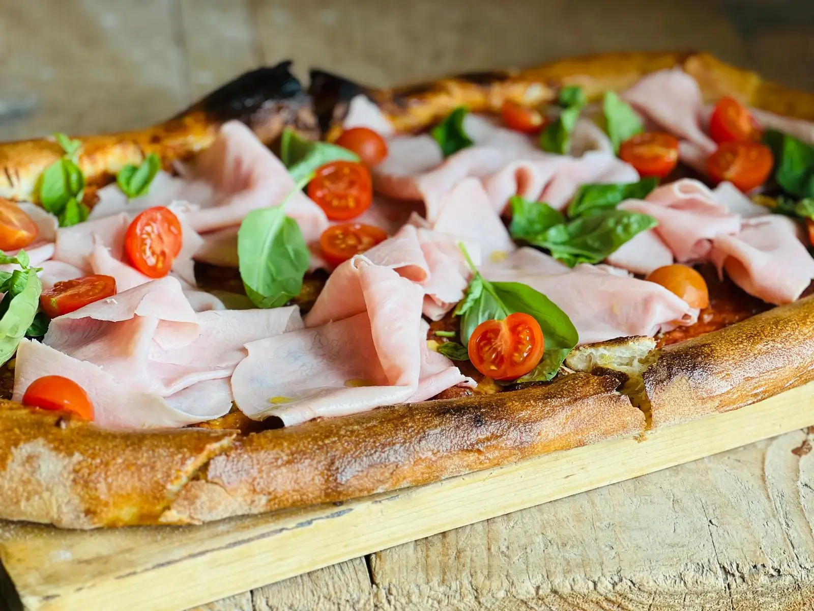 Pizza cu prosciutto