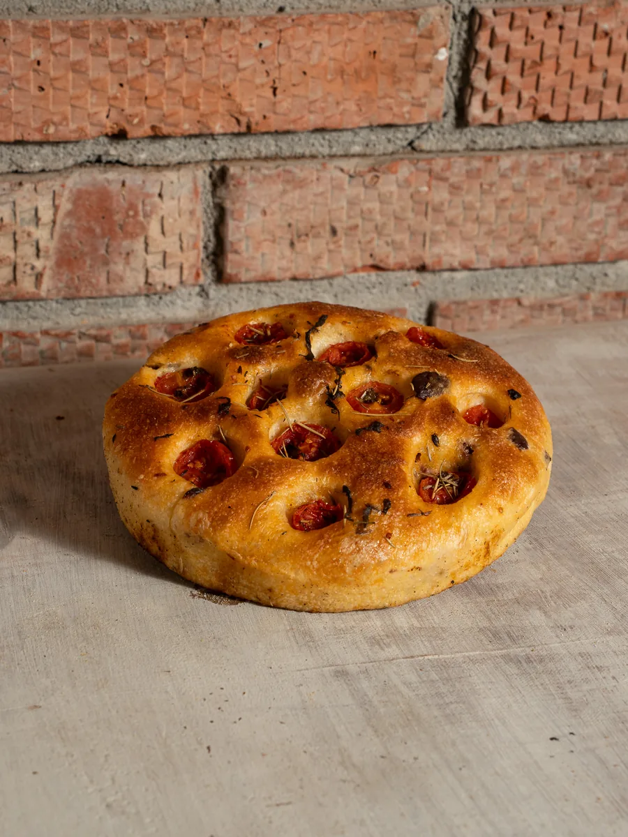 Foccacia cu măsline și roșii
